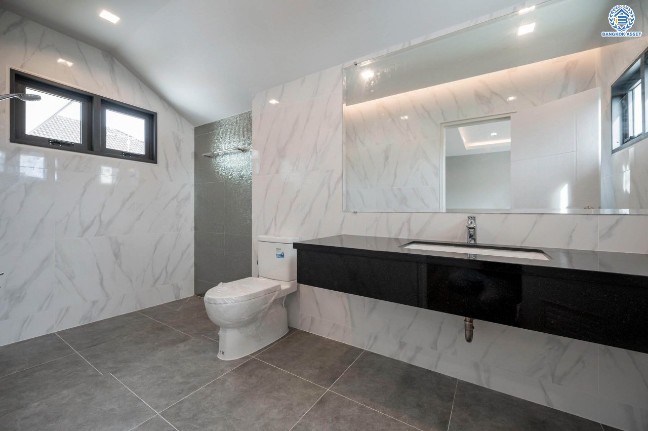 บ้านเดี่ยวฟิลคฤหาสน์มือสองตกแต่งใหม่ แบรนด์ LH ดีไซน์สุดหรูหรา โครงการ ลดาวัลย์ ปิ่นเกล้า เนื้อที่ 178.6 ตร.ว. บนพื้นที่ใช้สอยถึง 651.84 ตร.ม. ฟังก์ชันจัดเต็ม 5 ห้องนอน 7 ห้องน้ำ  1 ห้องแม่บ้าน จอดรถได้ถึง 3 คัน ทำเลศักยภาพติดถนนบรมราชชนนี เชื่อมต่อหลายเส้นทาง ใกล้มหาวิทยาลัยมหิดล และเซ็นทรัลศาลายา